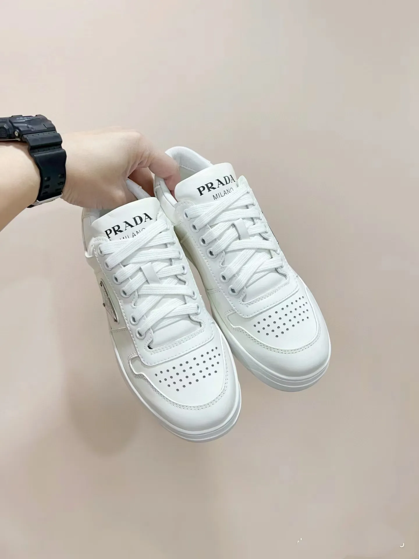 P380 Yuan 38-45 Prada Prada’s new men’s leather sports shoes, the highest version on the market, any comparison is welcome🆚! The original leather has excellent texture and is super high-end! Fetal sheep net lining imported from Italy, removable pad! Luxurious materials and fine workmanship, highly recommended!
